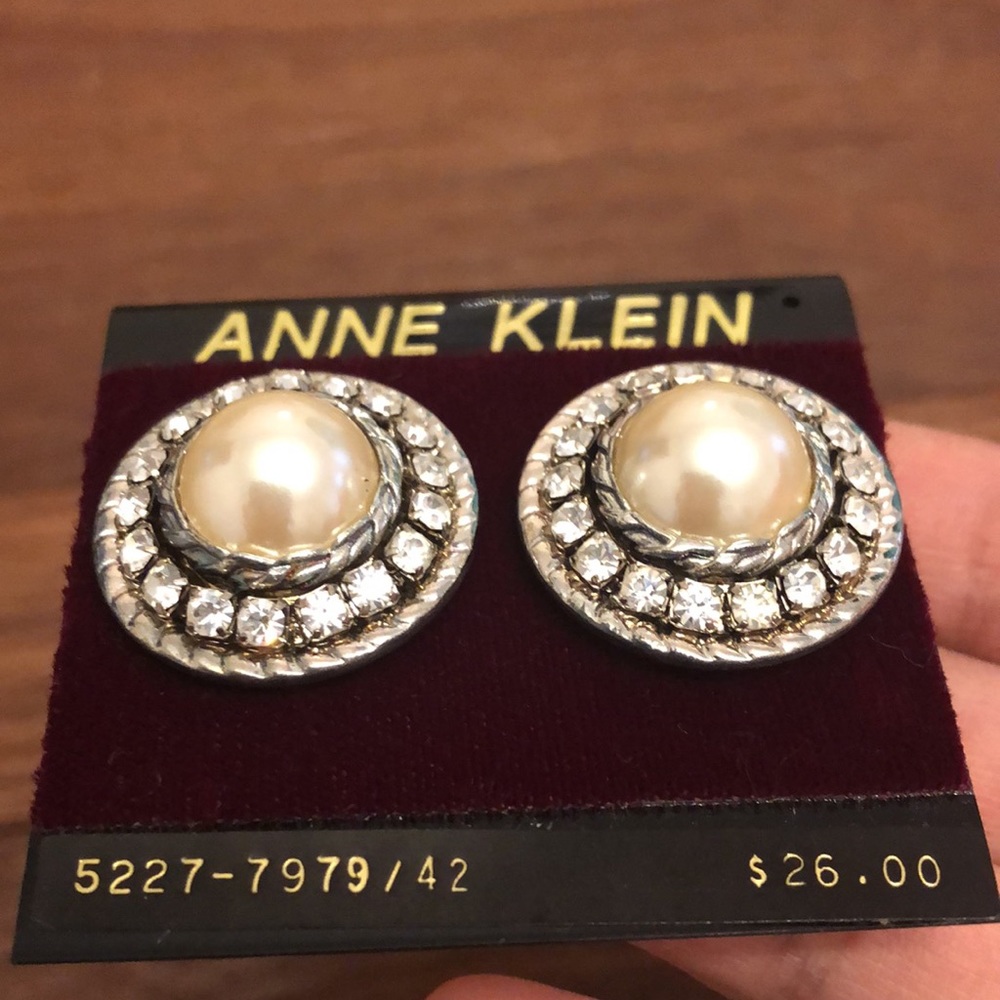 Anne Klein Pearl Stud Earrings Rhinestone Halo Gold Tone Classic Elegant Vintage - Picture 3 of 5